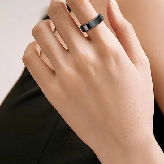 Rivo Ring in Black worn on a hand